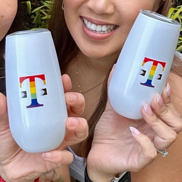 T-Mobile tumbler with plastic lid, with with T logo in pride colors, NWT - Picture 15 of 16